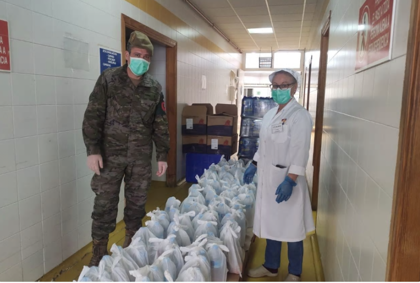 La empresa Ucalsa prepara más de 13.000 bolsas de comida para militares